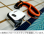 ��`でも����でもどんな����でもムービ���vを楽しんでいただけます�C�O売のフロートストラップを装着しています
